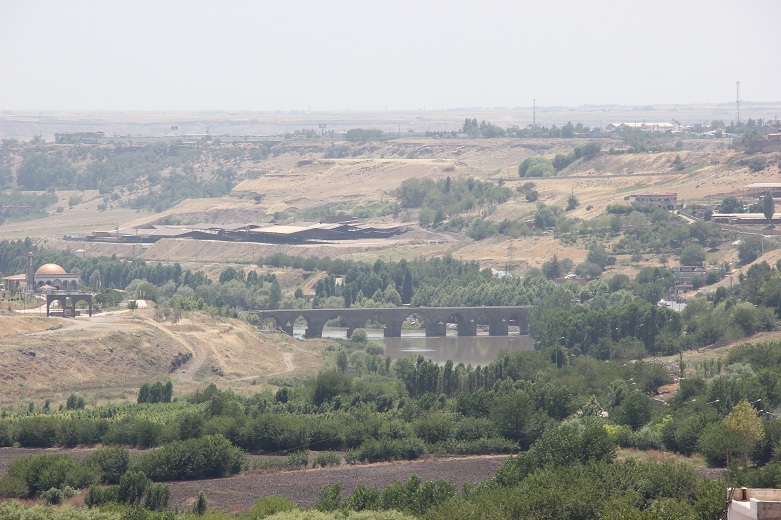 Hevsel Bahçeleri ve On Gözlü Köprü